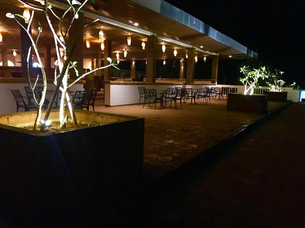 Peacock Beach Hotel Hambantota Dış mekan fotoğraf